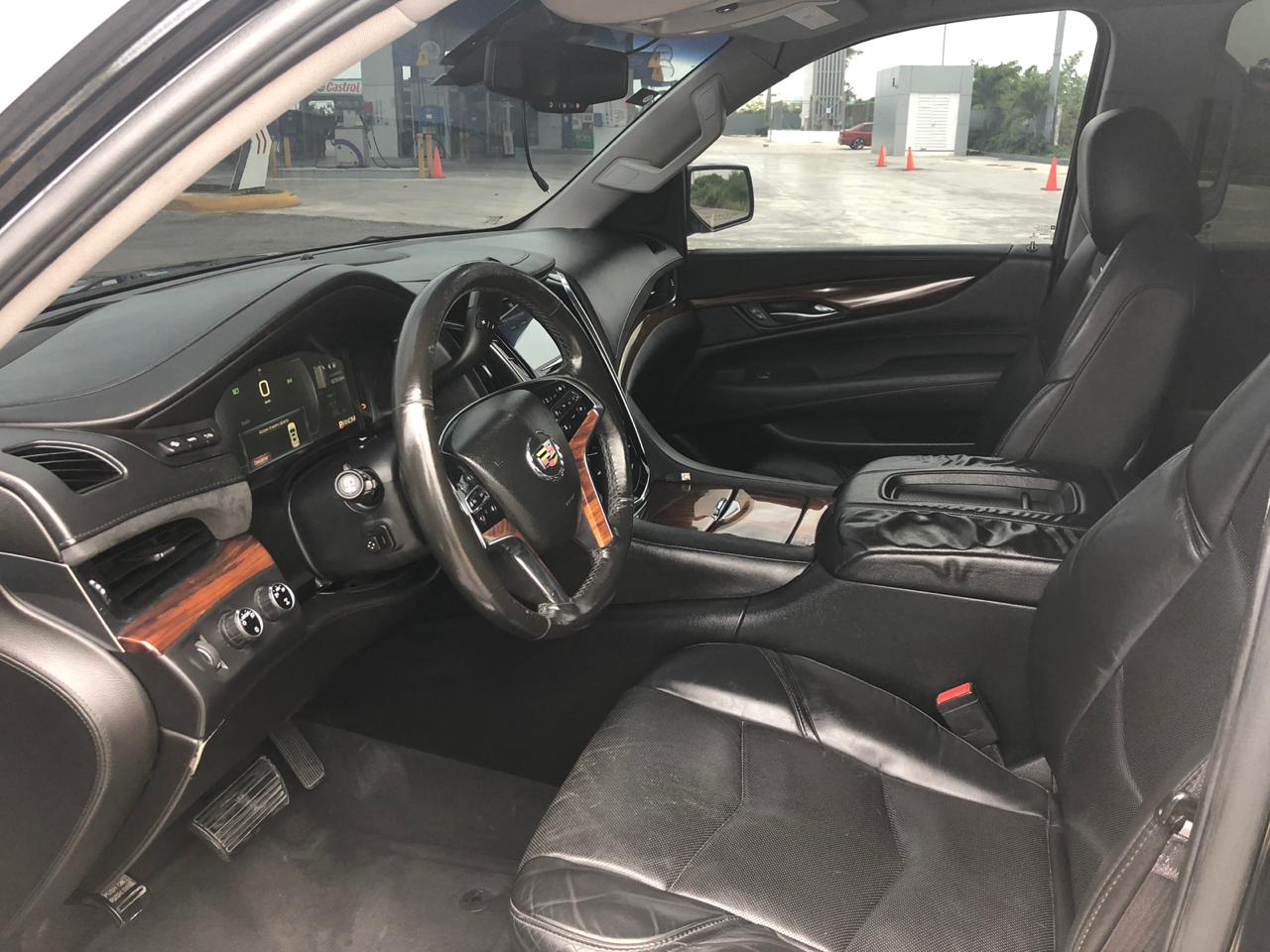 Cadillac Black, Siente El Confort, Alquiler!